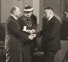 Wręczenie nagrody literackiej im. Leona Reynela Adamowi Grzymale Siedleckiemu za sztukę "Czwarty do brydża" w 1934 roku.
