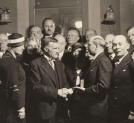 Wręczenie nagrody literackiej im. Leona Reynela Adamowi Grzymale Siedleckiemu za sztukę "Czwarty do brydża" w 1934 roku.