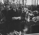 Minister Wojciech Świętosławski podczas wygłaszania przemówienia na pogrzebie Aleksandra Świętochowskiego w Gołotczyźnie 28.04.1938 r.