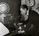 Zbigniew Świętochowski podczas nadawania koncertu z płyt w studio w 1937 roku.
