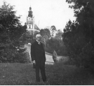 Bogdan Hutten-Czapski przed kościołem parafialnym w Smogulcu, listopad 1929 roku.