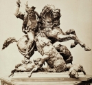 Fotografia rzeźby jeźdźca polującego na niedźwiedzia.