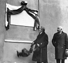 Uroczystość odsłonięcia tablicy pamiątkowej ku czci fundatora gmachu Związku Młodzieży Chrześcijańskiej "Polska YMCA" w Krakowie w 1933 roku.