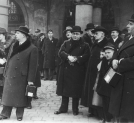 Zbiórka pieniędzy w Krakowie na rzecz pomocy bezrobotnym pod hasłem „Święty Mikołaj dla dzieci bezrobotnych” w grudniu 1936 roku.