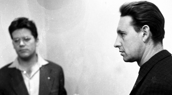  Andrzej Wajda i Zbigniew Cybulski w 1962 roku podczas kręcenia noweli filmowej "Miłość dwudziestolatków".  