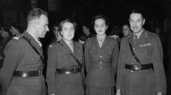  Promocja w szkole oficerskiej Pomocniczej Wojskowej Służby Kobiet w Windsorze 11.04.1945 r.  