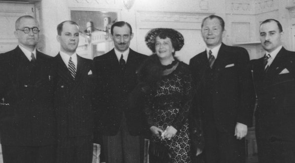  Grupa uczestników II-go wieczoru literackiego w Teatrze Starym podczas Dni Krakowa w czerwcu 1938 roku.  