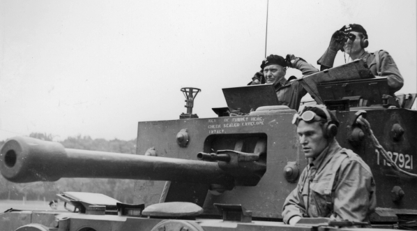  1 Dywizja Pancerna - ćwiczenia przed inwazją na kontynent w lipcu 1944 roku.  