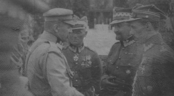  Marszałek Józef Piłsudski dekoruje odznaczeniami weteranów Dywizji Syberyjskiej, w drugą rocznicę powrotu jej żołnierzy do kraju, Brześć nad Bugiem czerwiec 1924 roku.  