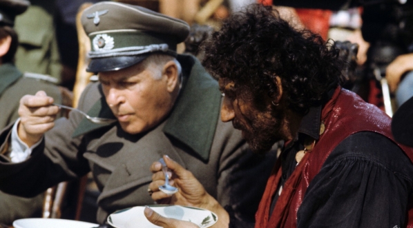  Jan Machulski i Zitto Kazann na planie filmu Alexandra Ramatiego "I skrzypce przestały grać" z 1988 roku.  