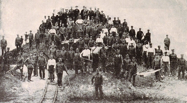  Sypanie kopca w Płowcach w 600. rocznicę bitwy z Krzyżakami.  