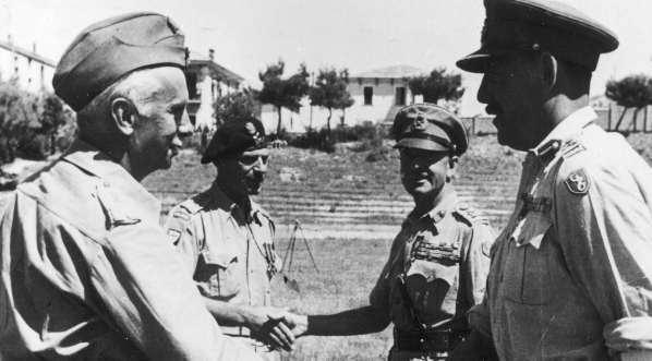  Generał Kazimierz Sosnkowski wśród żołnierzy 2 Korpusu Polskiego po zajęciu Ankony, 19.07.1944 r.  