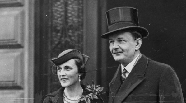  Ambasador Edward Raczyński z żoną udaje się na przyjęcie do pałacu Buckingham w marcu 1937 roku.  
