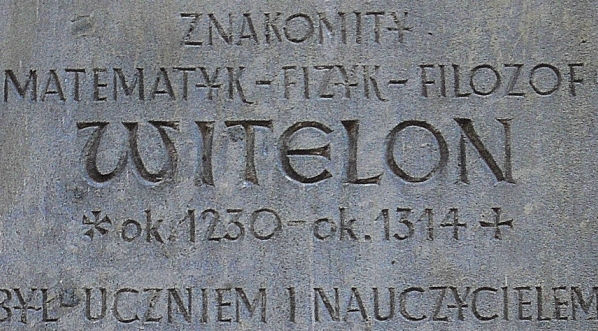  Poświęcona Witelonowi tablica na fasadzie Muzeum Miedzi w Legnicy.  