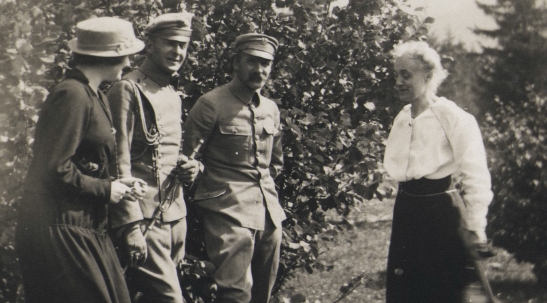  Józef Piłsudski i Bolesław Wieniawa-Długoszowski w towarzystwie dwóch kobiet w ogrodzie.  