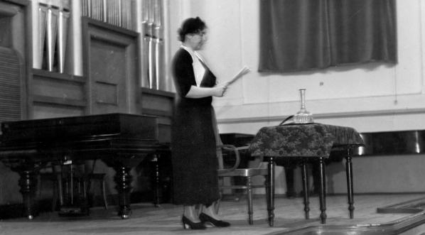  Zofia Kossak-Szczucka podczas wygłaszania odczytu "Geneza i sens Krzyżowców" w sali Towarzystwa Higienicznego w Warszawie 12.02.1937 r.  