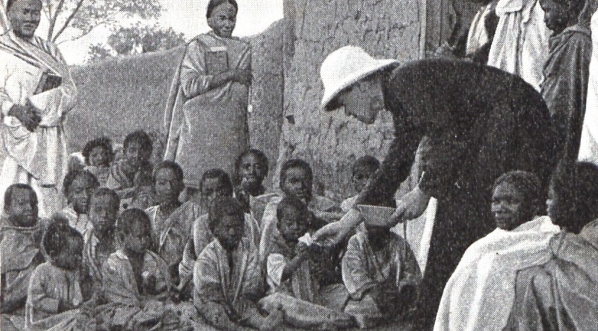  O. Beyzym karmi trędowate dzieci.  