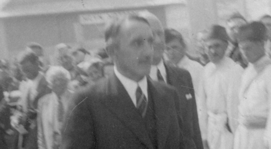  Wojewoda poleski Wacław Kostek-Biernacki przybywa na uroczystość otwarcia jarmarku poleskiego 15.08.1938 r.  