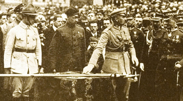  "Dał ci, żołnierzu polski, sztandary ojczyste".  Naczelny Wódz wbija gwoździe do sztandaru 19-go pułku. Zdjęcie wykonane na Placu Saskim w Warszawie.  