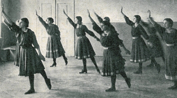  Lekcja w sali gimnastycznej Zakładu Naukowego Wacławy Peretjatkowiczowej w Kijowie.  