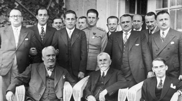  Podpułkownik Bogdan Kwieciński i pilot major Wacław Makowski, którzy oblatywali trasę Międzynarodowych Zawodów Samolotów Turystycznych (Challenge 1934) podczas spotkania w Poselstwie RP w Belgradzie w 1934 roku.  