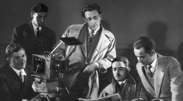  Zespół filmowy podczas pracy nad scenariuszem.  