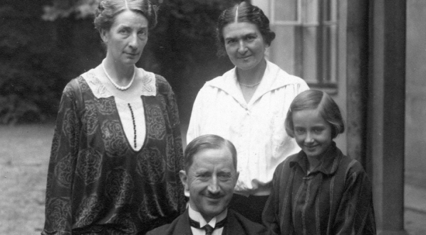  Ignacy Manteuffel właściciel Oblęgorka z  rodziną przed dworkiem.  