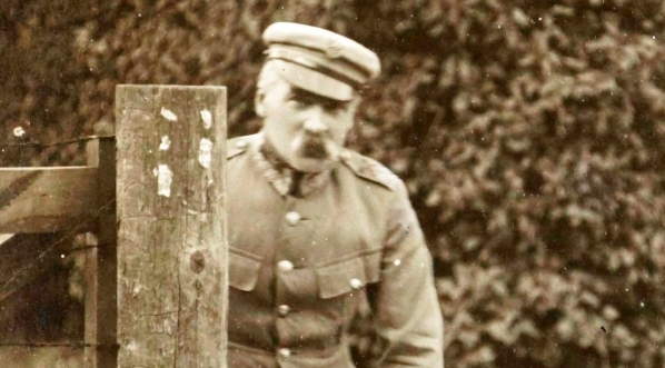  Józef Piłsudski na spacerze.  
