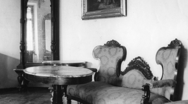  Chorówka, woj. lwowskie. Pałacyk Ignacego Łukasiewicza. Fragment wnętrza z widocznym lustrem, kanapą, stołem i obrazem.  
