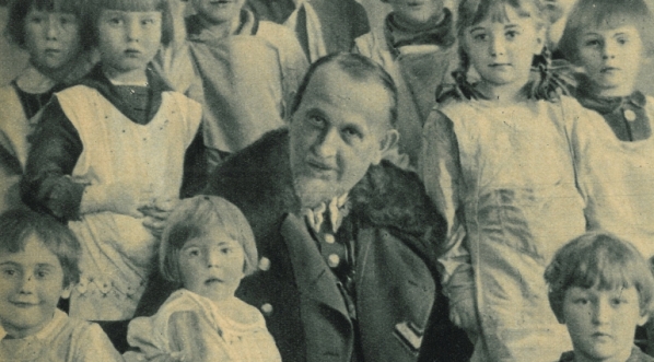  Jagrym Maleszewski w otoczeniu dziatwy.  