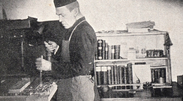  O. Beyzym rzeźbi nową ramę do obrazu Matki Boskiej Częstochowskiej.  