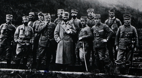  Komendant Bolesław Roja wraz z grupą oficerów IV batalionu w Nemet Mokra, 1914 rok.  