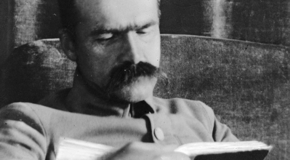  Józef Piłsudski, marszałek Polski i premier RP, czytający książkę.  