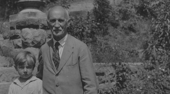  Artysta malarz Julian Fałat z wnukiem i psem w ogrodzie swojej willi.  