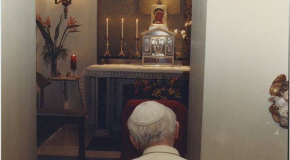  Papież Jan Paweł II w prywatnej kaplicy w Watykanie.  