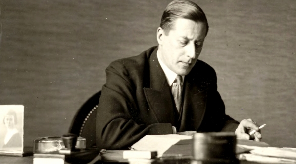  Leon Malhomme w gabinecie.  