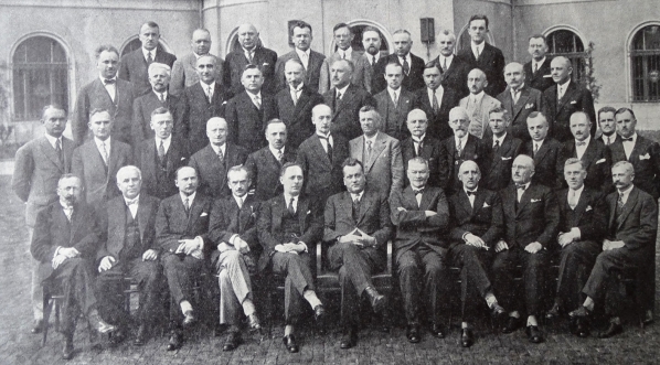  Władysław Strzelecki w otoczeniu Zarządu Centralnego oraz Inspektoratów Wojewódzkich P.Z.U.W.  w 1929 roku.  