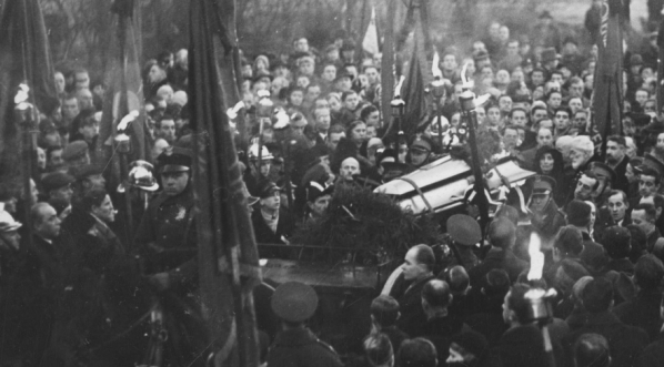  Kondukt na pogrzebie Andrzeja Struga na ulicy Topolowej w Warszawie.  