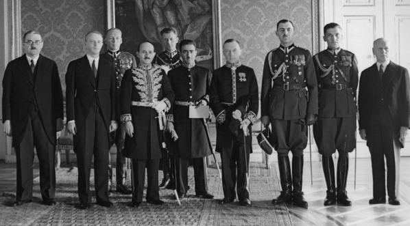  Złożenie listów uwierzytelniających prezydentowi RP Ignacemu Mościckiemu przez posła nadzwyczajnego i ministra pełnomocnego Iranu w Polsce Mirzę Schayesteha na Zamku Królewskim w Warszawie 2.10.1935 r.  