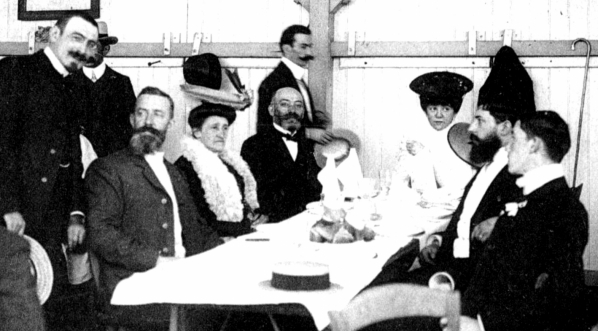  "Rodziny Zamenhof i Michaux na pierwszym Kongresie Esperanto w Boulogne w 1905 rolu.  