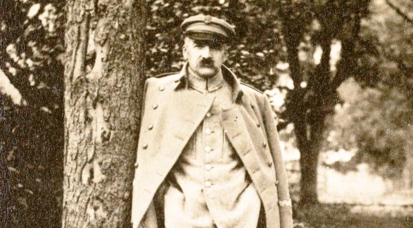  Józef Piłsudski podczas spaceru.  