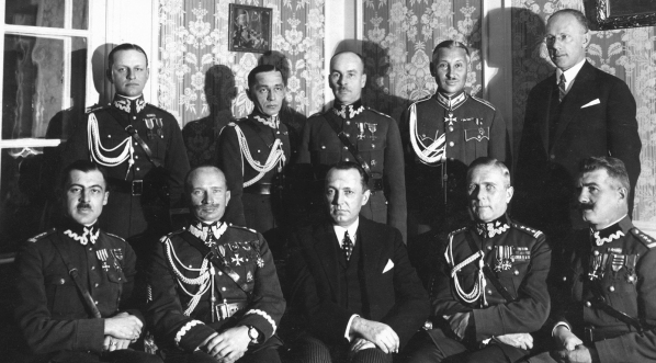  Dekoracja łotewskim orderem Lacplesis gen. Juliusza Rómmla, płk. Ludwika Hickiewicza i płk. Kazimierza Schally`ego w Warszawie w 1926 roku.  