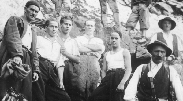  Ratownicy z Tatrzańskiego Ochotniczego Pogotowia Ratunkowego w Tatrach w 1932 roku.  