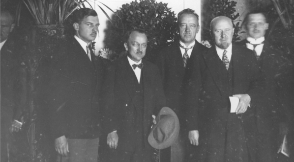  Odsłonięcie tablicy pamiątkowej ku czci Gabriela Narutewicza na Domu Akademickim im. Prezydenta Gabriela Narutowicza w Warszawie, 1930 r.  