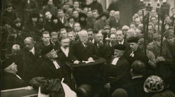  Wacław Sieroszewski przemawiający na cmentarzu na pogrzebie Stefana Żeromskiego.  