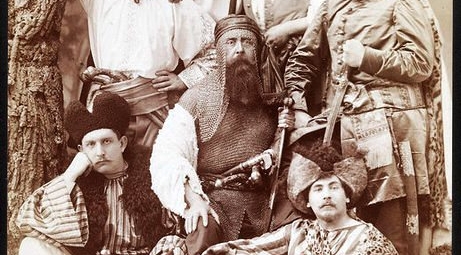  Grupa osób w kostiumach historycznych tworząca "żywy obraz" wg "Ogniem i  mieczem" Henryka Sienkiewicza.  