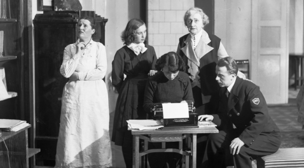  Przedstawienie "Teoria Ensteina" Antoniego Cwojdzińskiego w Teatrze im. Juliusza Słowackiego w Krakowie, marzec 1935 roku.  