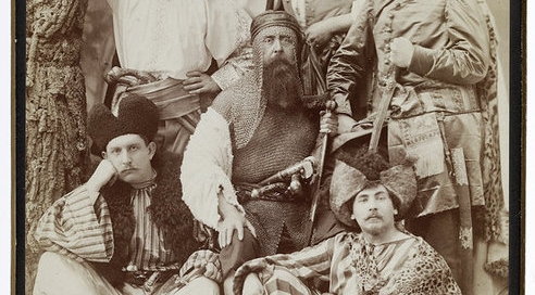  Grupa osób w kostiumach historycznych, tworząca "żywy obraz" wg "Ogniem mieczem" Henryka Sienkiewicza.  