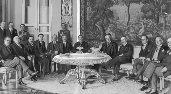  Spotkanie prezydenta RP Ignacego Mościckiego z delegacją radnych Paryża na Zamku Królewskim w maju 1930 roku.  