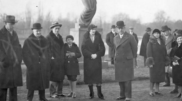  Rzeźba "Rytm" Henryka Kuny w Parku Skaryszewskim w Warszawie, maj 1935 roku.  